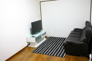 阿扎格瓦RETRO retro - Vacation STAY 03865v的客厅配有椅子和平面电视