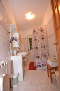 MontemitroShort-lets affittacamere的一间带水槽、卫生间和淋浴的浴室