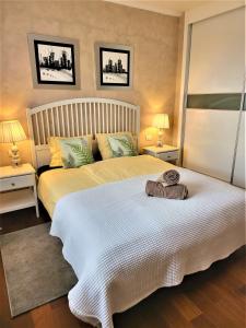 ArafoSeaview Chalet的一间卧室配有一张带两盏灯的大型白色床。