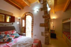 萨尔维Affascinante Grande Liama Antica的石墙客房的卧室配有一张床