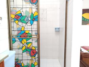 基布多Etnias Hotel tematico的浴室里设有彩色玻璃窗和淋浴