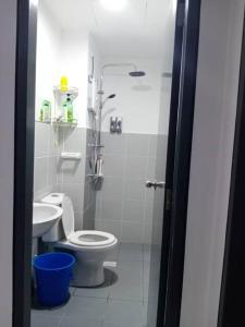 甘榜龙溪KAMI HOLIDAY HOME with SWIMMING POOL的一间带卫生间和水槽的浴室