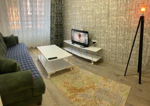 屈塔希亚Şehri ala evleri的带沙发和电视的客厅