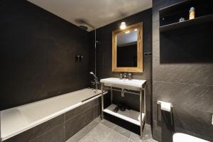 索尔德乌Luxury Treeline Residence with Hot Tub - By Ski Chalet Andorra的带浴缸、水槽和浴缸的浴室