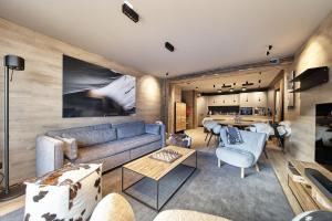 索尔德乌Luxury Treeline Residence with Hot Tub - By Ski Chalet Andorra的客厅配有沙发和桌子