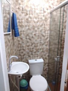 圣加布里埃尔Pousada Recanto do Coruja的带淋浴、卫生间和盥洗盆的浴室