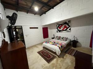 圣贝尔纳多德尔比恩托Antara del Mar的一间白色客房内的床铺卧室