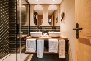 格林德尔瓦尔德Hotel Fiescherblick的浴室设有2个水槽和镜子