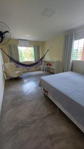 戈亚尼亚Recanto ViVa - Catuama的一间卧室配有一张床和吊床