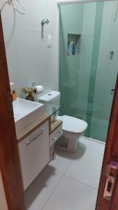 戈亚尼亚Recanto ViVa - Catuama的浴室配有卫生间、盥洗盆和淋浴。