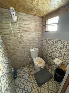 瓜尔达恩巴Hostel Antônio Pescador Guarda do Embau的一间带卫生间和窗户的小浴室