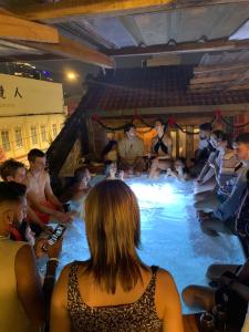 吉隆坡Chinatown Hostel by Mingle的一群人坐在游泳池里