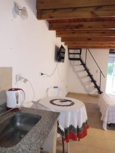 VillarsLa Yuma en Villars的一个带水槽的厨房和楼梯