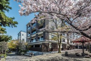京都京都雅然居酒店的前面有樱树的建筑