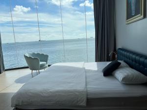 头顿Nancy Grand Strip Villa Imperial 1的一间卧室配有一张床,享有海景