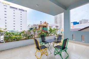 头顿Villa Vũng Tàu - An Thảo Home's的市景阳台配有桌椅。