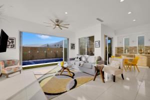 棕榈泉Breathtaking Luxury Villa Architectural Jewel的客厅配有家具和大窗户。