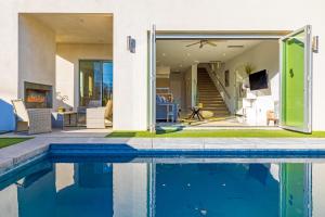 棕榈泉Breathtaking Luxury Villa Architectural Jewel的房屋前有游泳池的房子