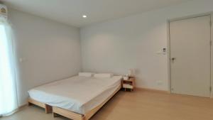 Bang SuCozy 1-bedroom condo close to MRT near JJ market的白色卧室配有床和镜子