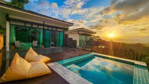 Ban Pha Saeng LangCaligo Resort的一座别墅,设有游泳池和日落美景