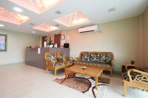关丹Mawar Villa, Batu Hitam的客厅配有沙发、椅子和桌子
