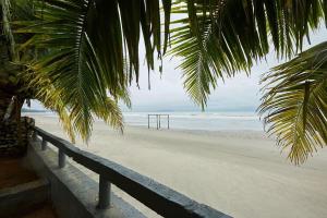 关丹Mawar Villa, Batu Hitam的海滩景,上面有篮球架