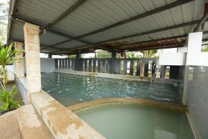 关丹Mawar Villa, Batu Hitam的一个带遮盖甲板的大型水池