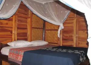 NdanguGUEST HOUSE的一间卧室配有一张带天蓬的床
