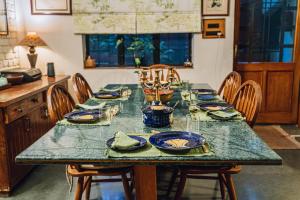德拉敦Gorayya Villa的一张餐桌,上面有蓝色的菜肴