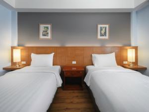 清迈清迈伊斯提亚酒店-SHA Plus的两张睡床彼此相邻,位于一个房间里