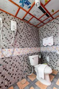 合艾2U Hotel Hatyai的一间带卫生间和淋浴的浴室