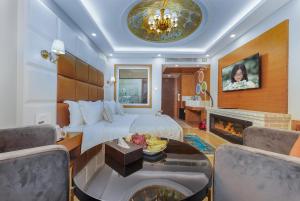 斯利那加Hotel Meerz的酒店客房配有一张床和一个壁炉。
