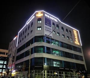 平泽市Hi& Hotel的一座建筑物,上面有夜间标志