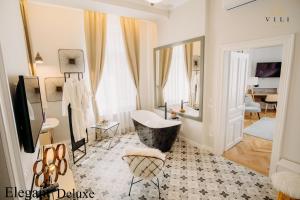奥拉迪亚Vili Apartments的一间带浴缸和镜子的客厅