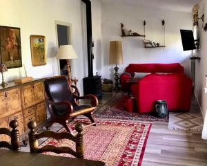 阿尔武希耶斯Stunning 4-Bed Cottage in Montseny Natural Park的客厅配有红色的沙发和椅子