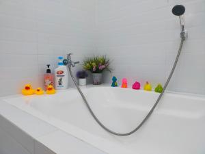 波德申D'Port DicksonMuslimOnly Homestay的浴室设有带淋浴喷头的浴缸。