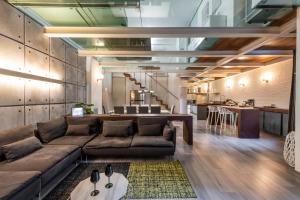 米兰Design Apartment with private pool exclusive use - Stelvio 21的客厅配有沙发和桌子