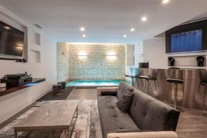 米兰Design Apartment with private pool exclusive use - Stelvio 21的带沙发和游泳池的客厅