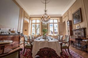 布尔日L'Hotel de Panette, Un exceptionnel château en ville的一间带桌椅和吊灯的用餐室