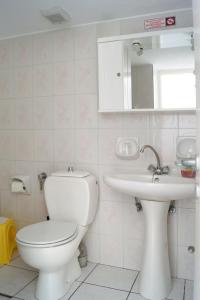 普拉提伊亚洛斯西弗诺斯LEANDROS APARTMENTS的一间带卫生间和水槽的浴室