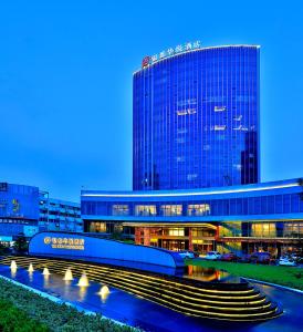 义乌银都酒店 Yandoo Hotel的一座大型建筑,前面设有楼梯