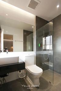 Yello Block Hotel的浴室配有卫生间、盥洗盆和淋浴。