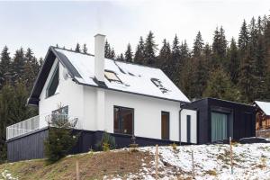 BucinCUBE Bucin的山坡上白色的房子,屋顶黑色