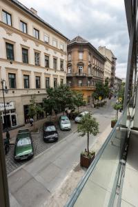 布达佩斯K46 Residence的享有城市街道的景色,设有停车位