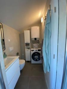 佩罗杰Apartment MM22的一间带水槽和洗衣机的小浴室