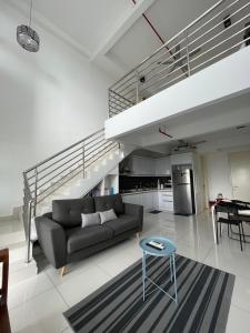 沙登Yenni Duplex @ DeCentrum, Kajang的客厅配有沙发和桌子