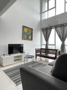 沙登Yenni Duplex @ DeCentrum, Kajang的带沙发和电视的客厅