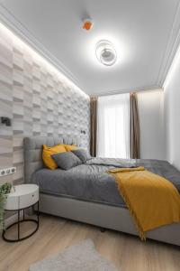 布达佩斯K46 Residence的一间卧室配有一张带黄色枕头的大床