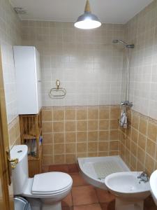 圭哈尔谢拉Apartamento Guejar Sierra的浴室配有卫生间、盥洗盆和浴缸。