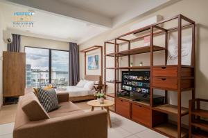 关丹Timurbay Beachfront by Perfect Host的带沙发和电视的客厅